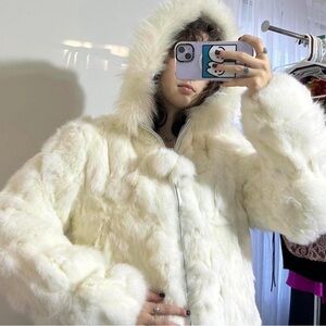 Luxurious Che bella White Faux Fur Hooded Jacket